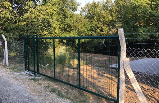Žičane ograde sa betonskim stubovima - sa najpovoljnijom cenom - čitava Srbija . Izrada na celoj teritoriji Srbije Sa našim radnicima ključ u ruke 069 444 58 54 -  no logo 05