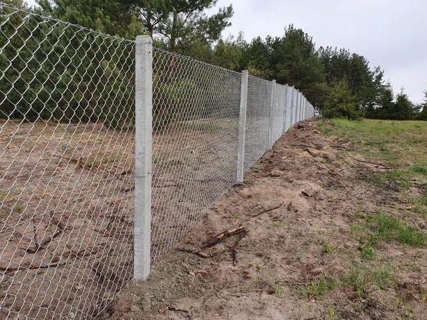 Žičane ograde sa betonskim stubovima - sa najpovoljnijom cenom - čitava Srbija . Izrada na celoj teritoriji Srbije Sa našim radnicima ključ u ruke 069 444 58 54 -  dodatak ekstra 3